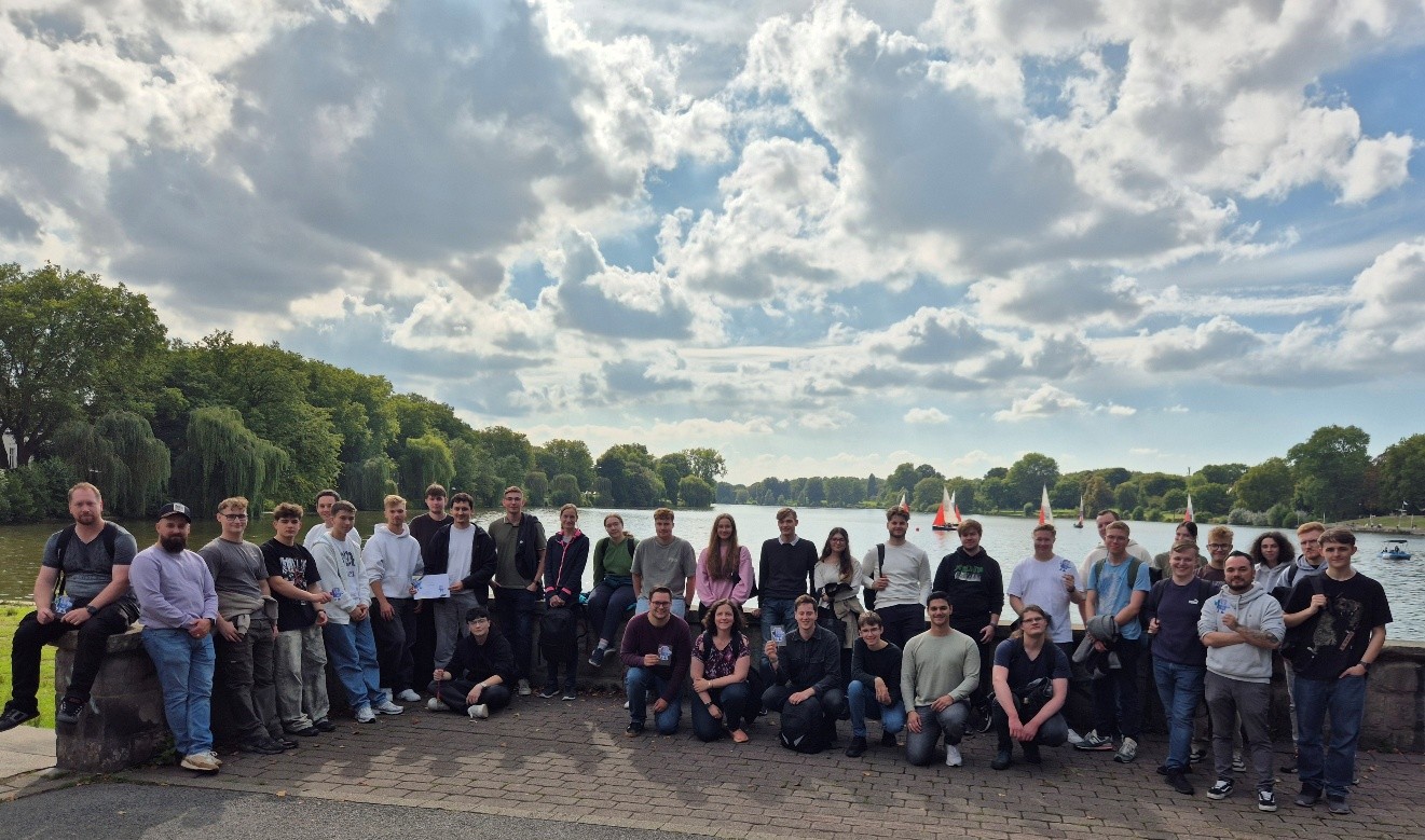 Gruppenfoto des EJ 2025.2 am Aasee